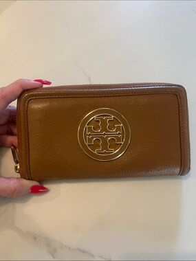 Tory Burch Amanda Cognac Leather Zip Wallet with Gold Logo